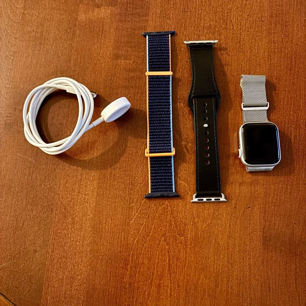 Apple Watch Series 5 With 3 Straps and Charger - Picture 5 of 7